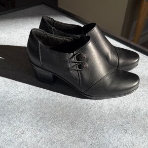 Clark’s Classic Women's Black Leather Low Heel Ankle Shoes - Size 7.5
